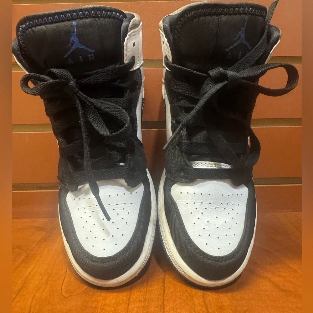 Jordan Men's Black, White, and Blue Sneakers